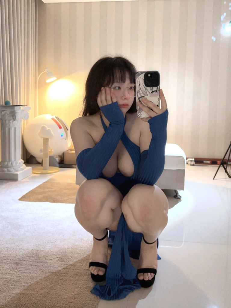 皮皮奶《蓝色旗袍》主题写真：17张全套美图，含1个视频
