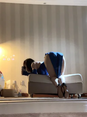 皮皮奶《蓝色旗袍》主题写真：17张全套美图，含1个视频