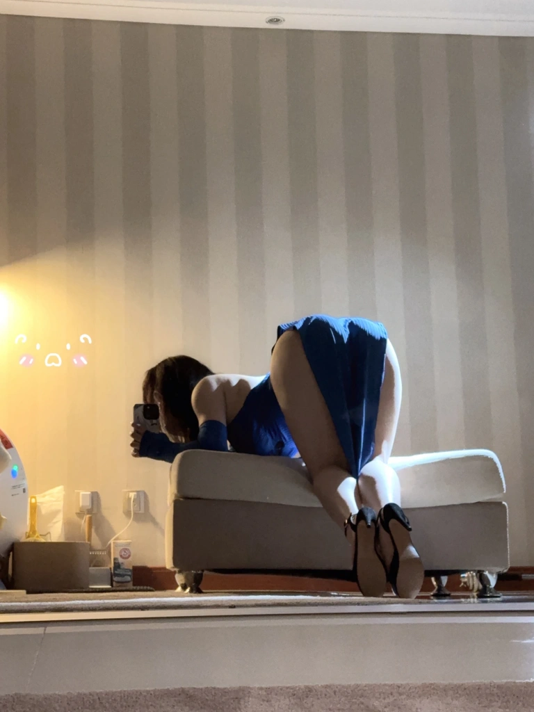 皮皮奶《蓝色旗袍》主题写真：17张全套美图，含1个视频