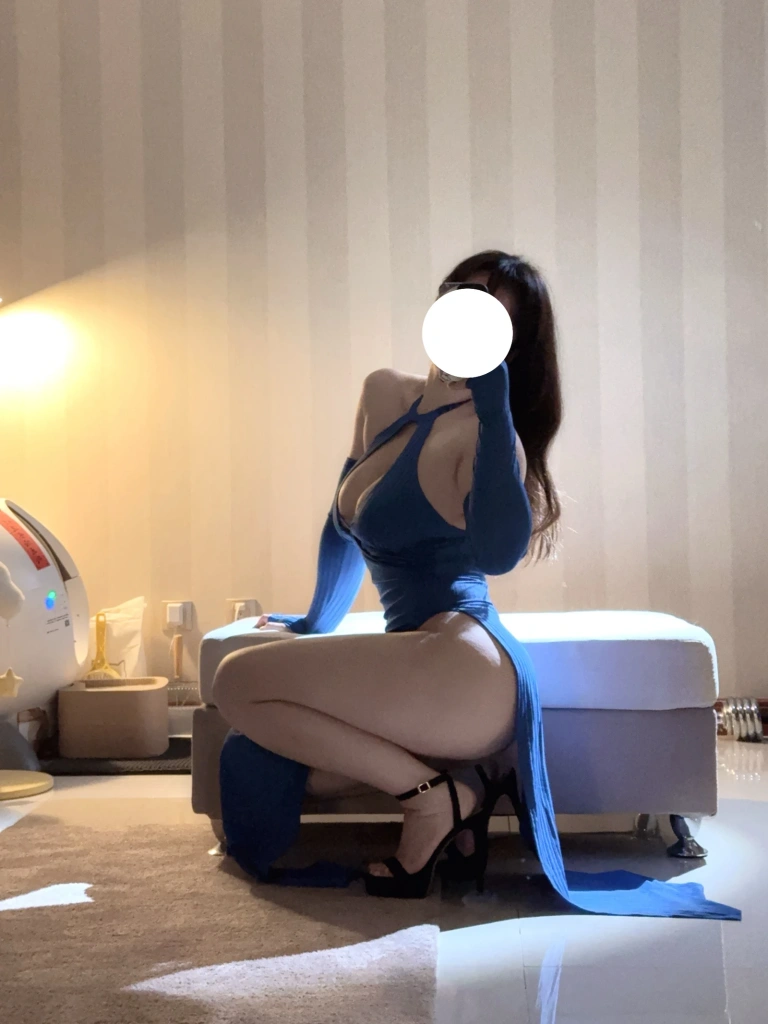 皮皮奶《蓝色旗袍》主题写真：17张全套美图，含1个视频