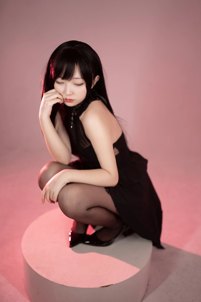 花铃《黑丝燕尾礼服》主题写真：85张全套美图