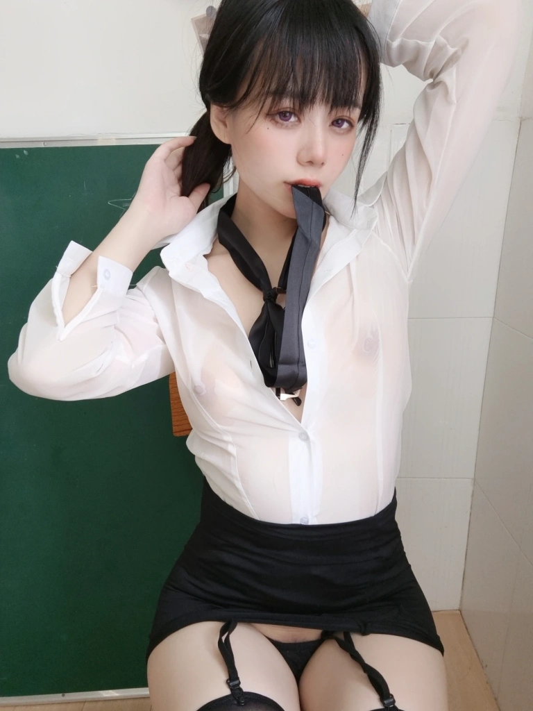 九言《OL》主题写真：21张全套美图，含2个视频