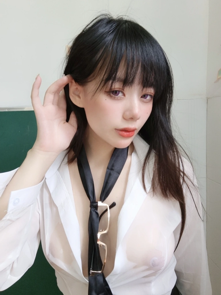 九言《OL》主题写真：21张全套美图，含2个视频