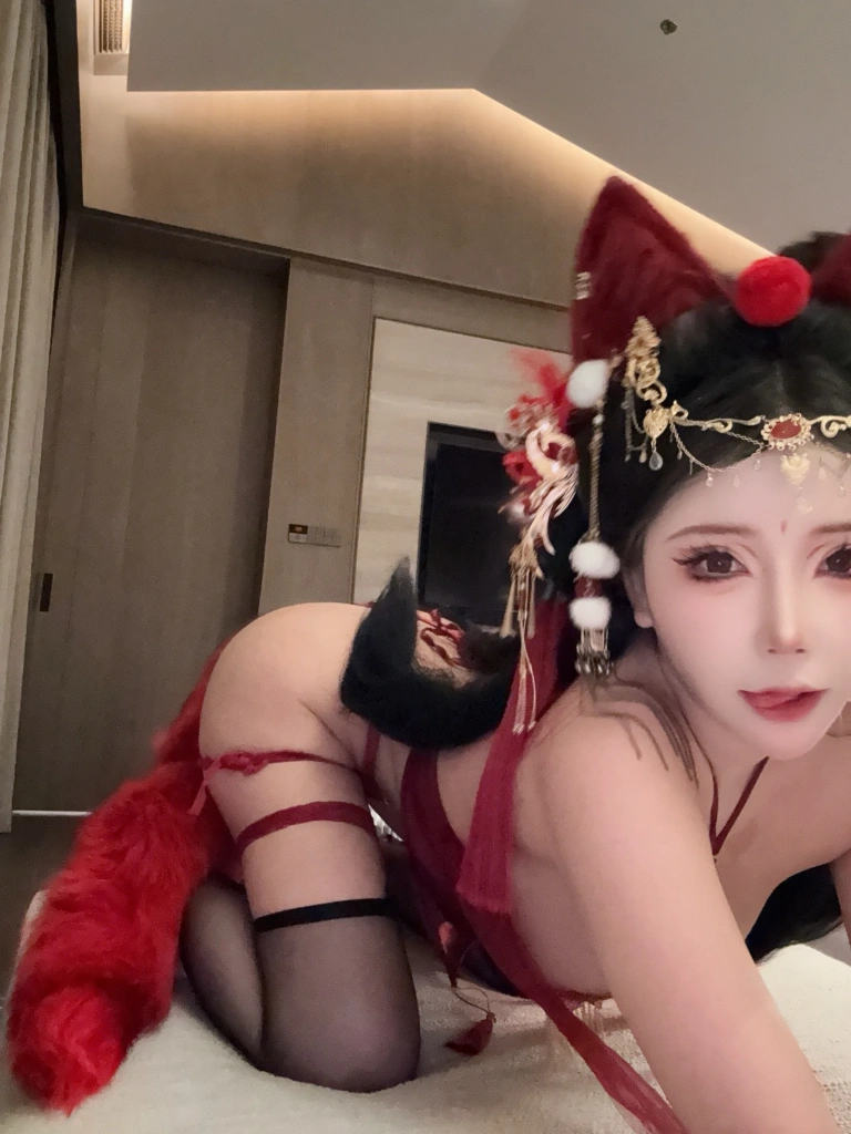 抱走莫子《红色小尾巴》主题写真：120张全套美图，含25个视频