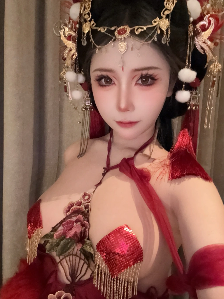 抱走莫子《红色小尾巴》主题写真：120张全套美图，含25个视频