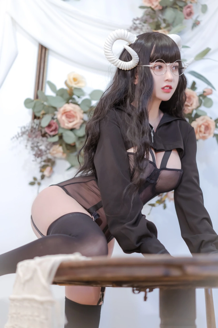 过期米线线喵《魔鬼》主题写真：30张全套美图
