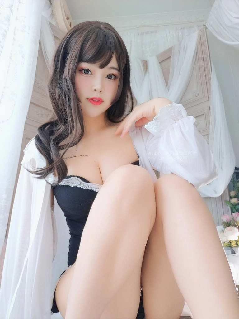 白烨《邻家大姐姐》主题写真：40张全套美图，含50个视频