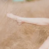 桜桃喵《冬眠 白裙上 原野上的浪漫》主题写真：51张全套美图