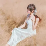 桜桃喵《冬眠 白裙上 原野上的浪漫》主题写真：51张全套美图