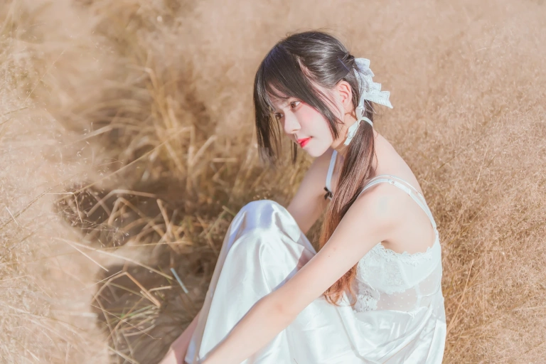 桜桃喵《冬眠 白裙上 原野上的浪漫》主题写真：51张全套美图