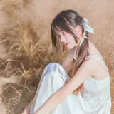 桜桃喵《冬眠 白裙上 原野上的浪漫》主题写真：51张全套美图