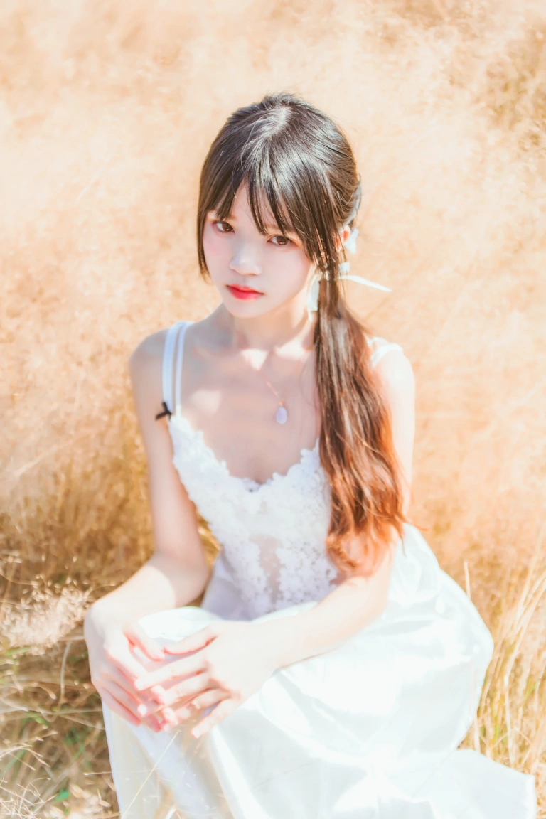 桜桃喵《冬眠 白裙上 原野上的浪漫》主题写真：51张全套美图