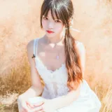 桜桃喵《冬眠 白裙上 原野上的浪漫》主题写真：51张全套美图