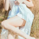 桜桃喵《冬眠 白裙上 原野上的浪漫》主题写真：51张全套美图