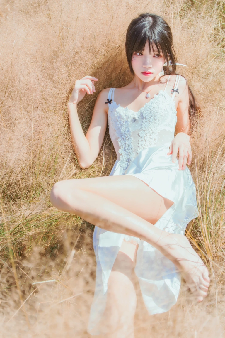 桜桃喵《冬眠 白裙上 原野上的浪漫》主题写真：51张全套美图