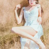 桜桃喵《冬眠 白裙上 原野上的浪漫》主题写真：51张全套美图