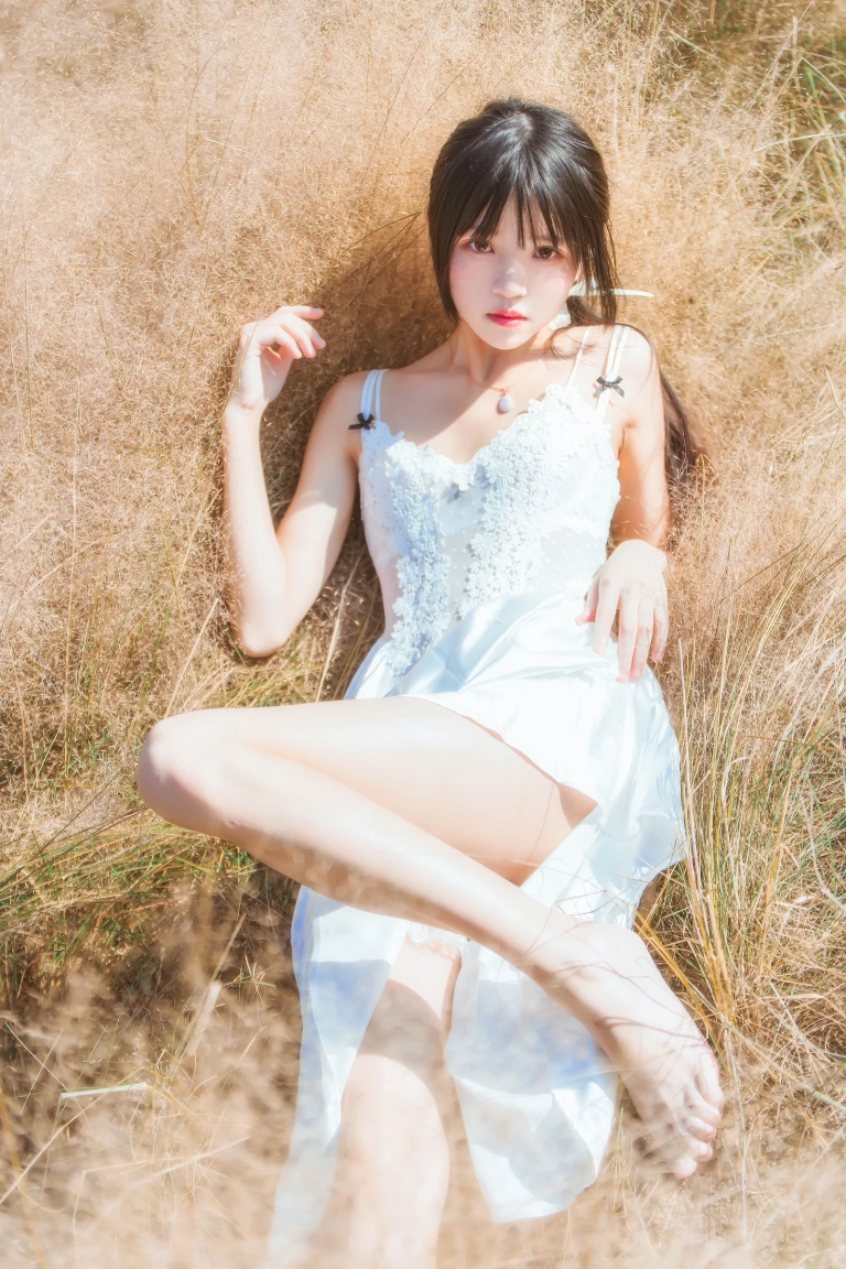 桜桃喵《冬眠 白裙上 原野上的浪漫》主题写真：51张全套美图