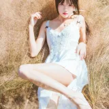 桜桃喵《冬眠 白裙上 原野上的浪漫》主题写真：51张全套美图