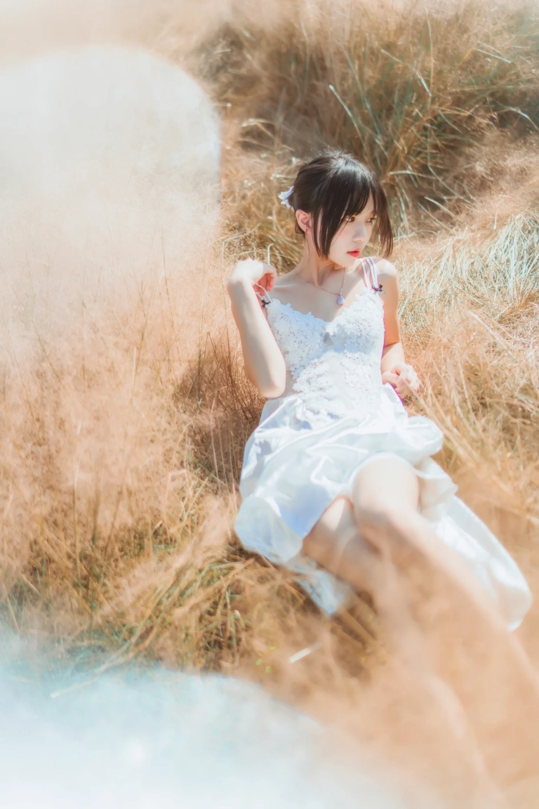 桜桃喵《冬眠 白裙上 原野上的浪漫》主题写真：51张全套美图