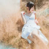 桜桃喵《冬眠 白裙上 原野上的浪漫》主题写真：51张全套美图
