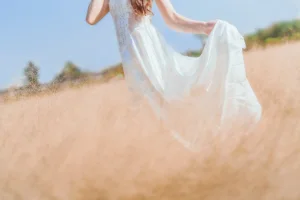 桜桃喵《冬眠 白裙上 原野上的浪漫》主题写真：51张全套美图