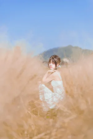桜桃喵《冬眠 白裙上 原野上的浪漫》主题写真：51张全套美图