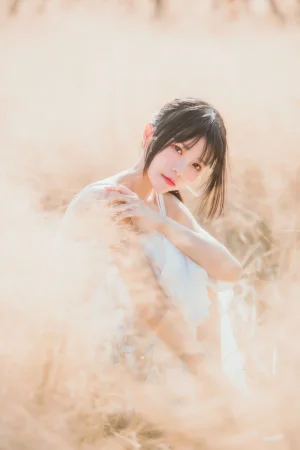 桜桃喵《冬眠 白裙上 原野上的浪漫》主题写真：51张全套美图