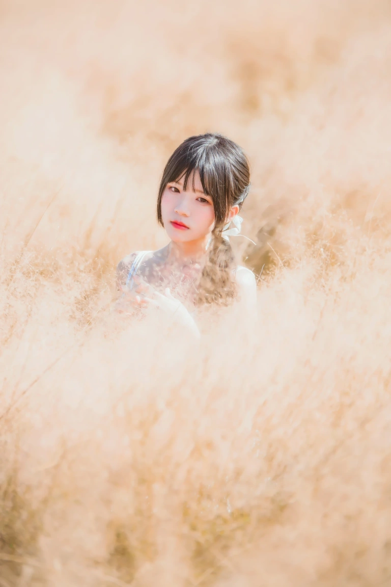 桜桃喵《冬眠 白裙上 原野上的浪漫》主题写真：51张全套美图