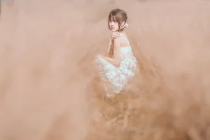 桜桃喵《冬眠 白裙上 原野上的浪漫》主题写真：51张全套美图