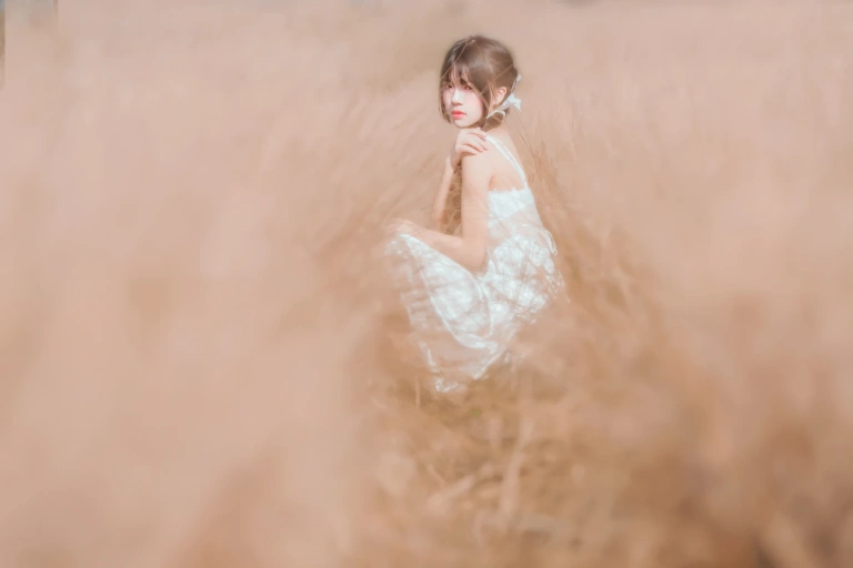 桜桃喵《冬眠 白裙上 原野上的浪漫》主题写真：51张全套美图