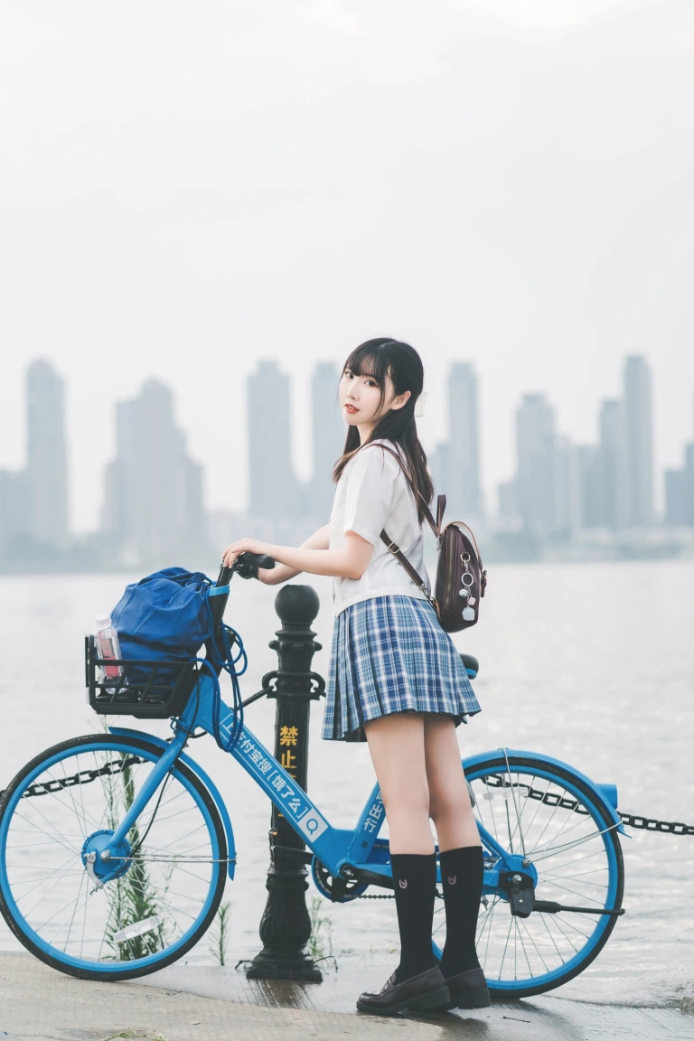 面饼仙儿《沙雕JK》主题写真：22张全套美图