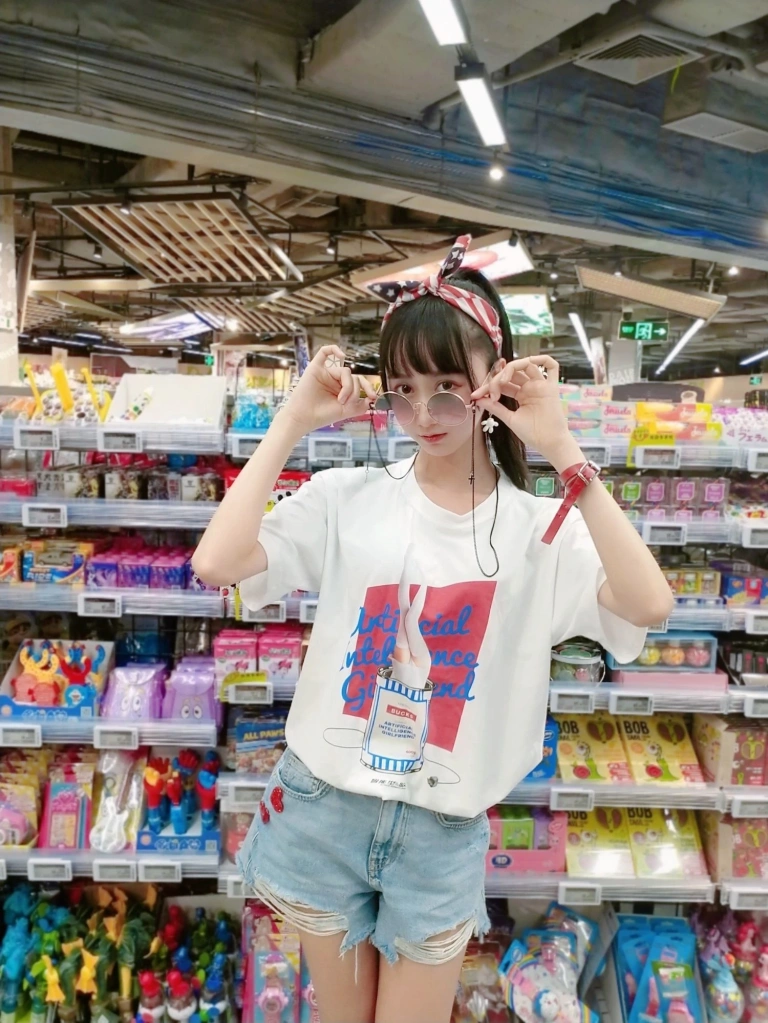 木棉棉《智能型彼女T恤》主题写真：22张全套美图