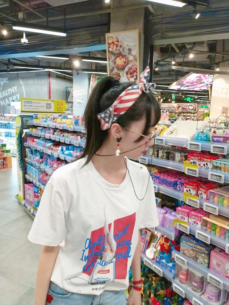 木棉棉《智能型彼女T恤》主题写真：22张全套美图