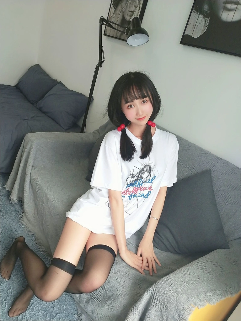 木棉棉《智能型彼女T恤》主题写真：22张全套美图