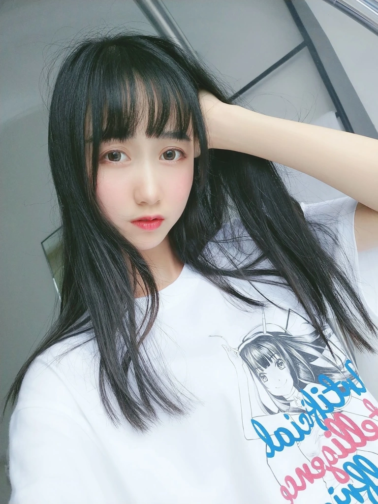 木棉棉《智能型彼女T恤》主题写真：22张全套美图
