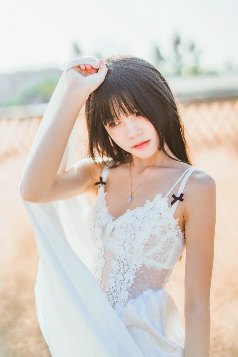 桜桃喵《冬眠 白裙下》主题写真：45张全套美图