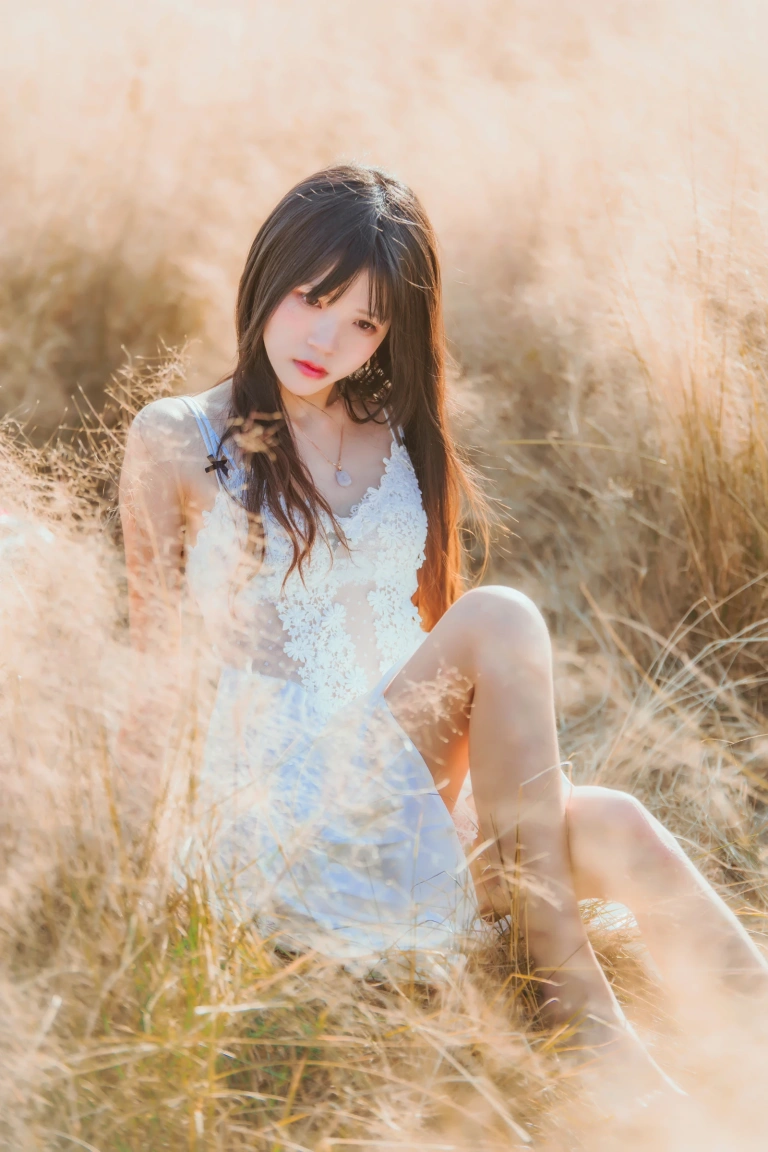 桜桃喵《冬眠 白裙下》主题写真：45张全套美图