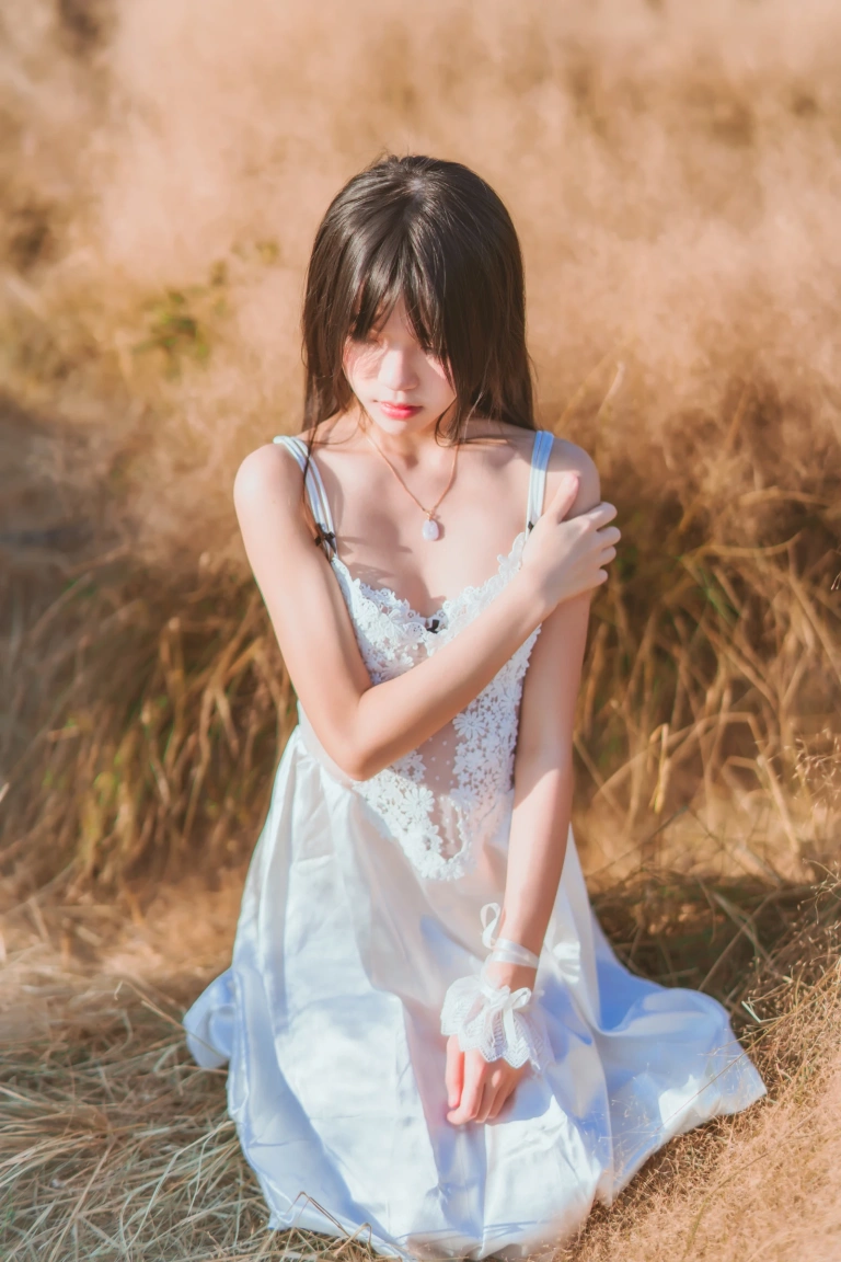 桜桃喵《冬眠 白裙下》主题写真：45张全套美图