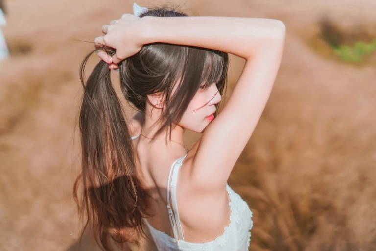 桜桃喵《冬眠 白裙下》主题写真：45张全套美图