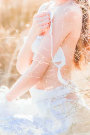 桜桃喵《冬眠 白裙下》主题写真：45张全套美图