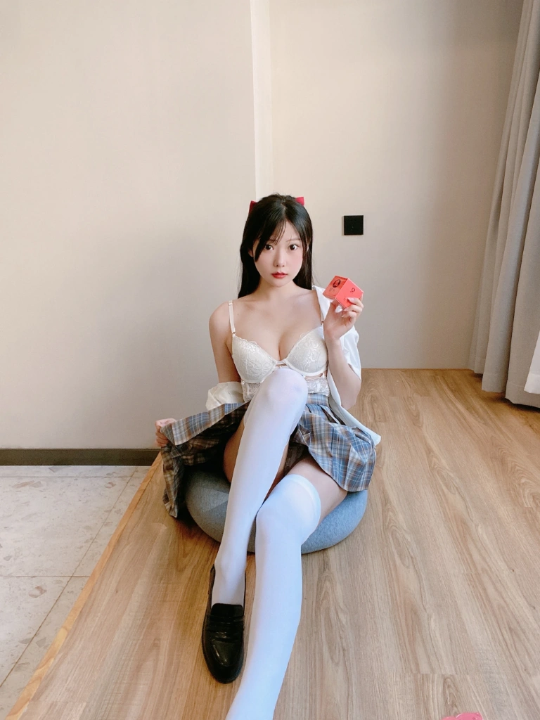 香草喵露露《大象JK格子裙》主题写真：30张全套美图