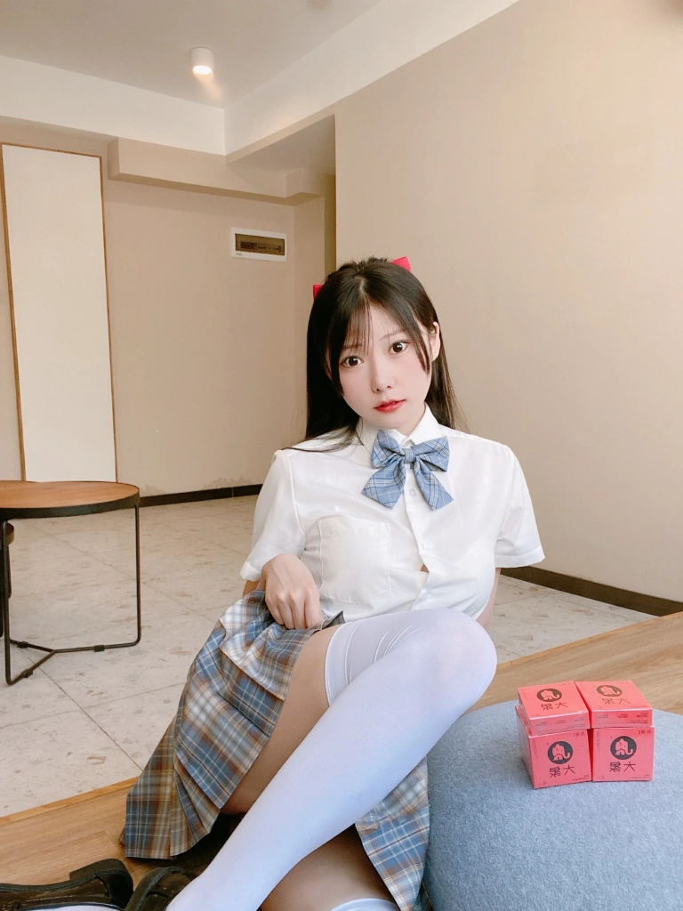 香草喵露露《大象JK格子裙》主题写真：30张全套美图