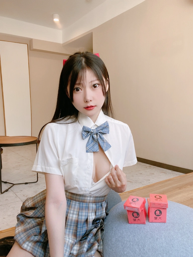 香草喵露露《大象JK格子裙》主题写真：30张全套美图