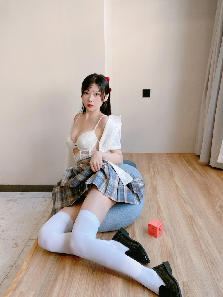 香草喵露露《大象JK格子裙》主题写真：30张全套美图