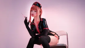 花铃《玛奇玛黑色护士》主题写真：20张全套美图