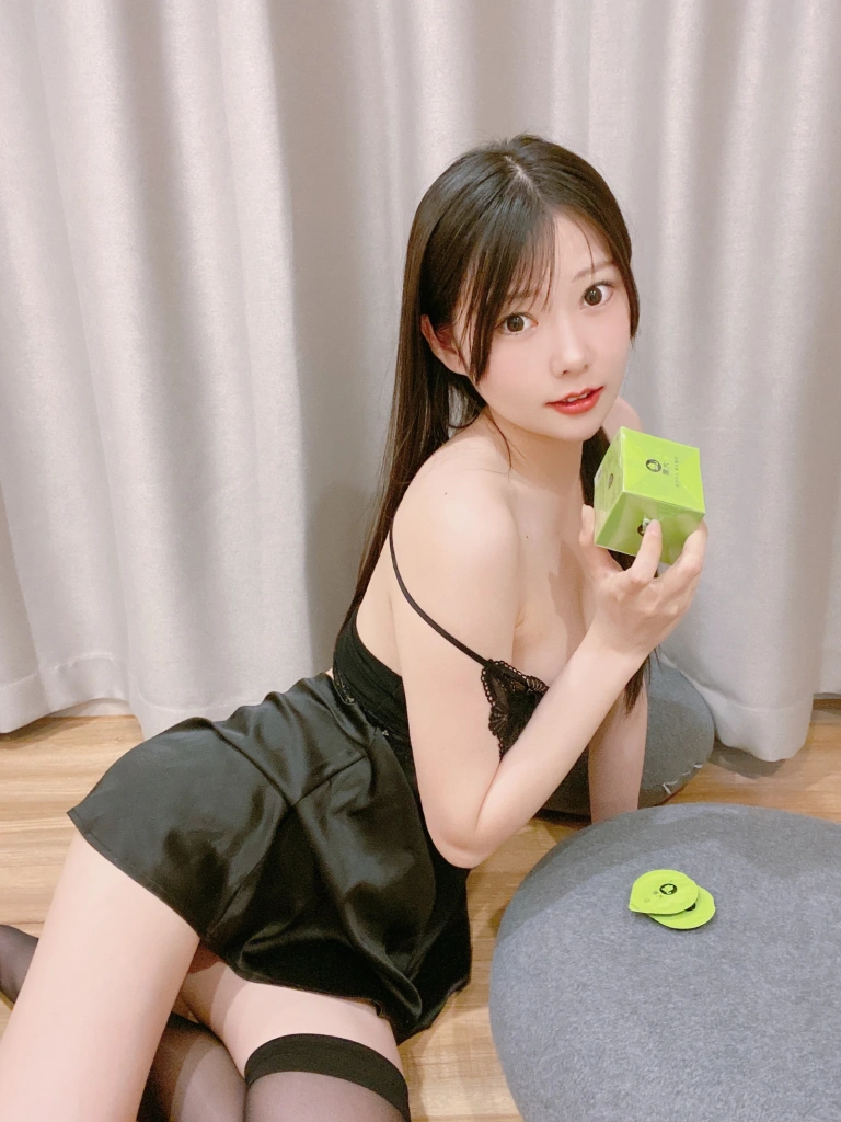 香草喵露露《大象黑色吊带睡衣》主题写真：25张全套美图