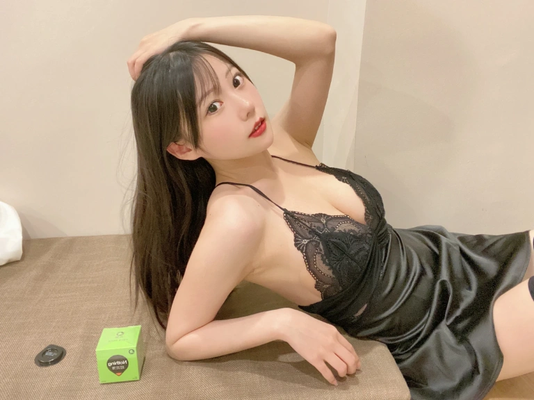 香草喵露露《大象黑色吊带睡衣》主题写真：25张全套美图