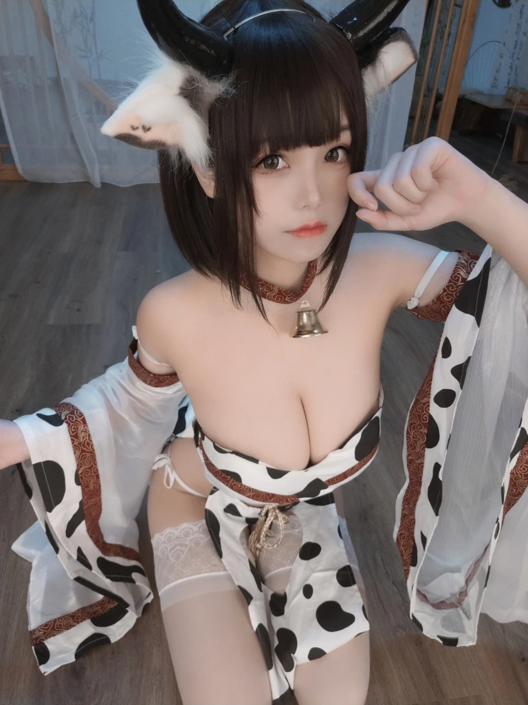蜜汁猫裘《奶牛自拍》主题写真：30张全套美图