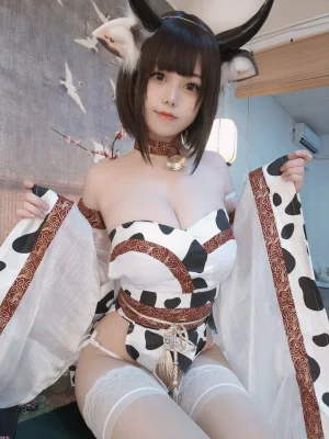 蜜汁猫裘《奶牛自拍》主题写真：30张全套美图