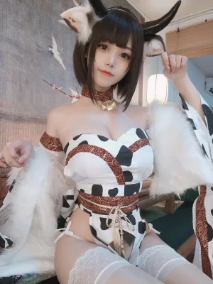 蜜汁猫裘《奶牛自拍》主题写真：30张全套美图